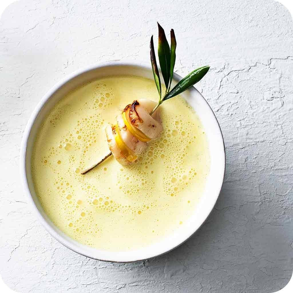 Crème de poisson au yuzu et coquilles Saint-Jacques