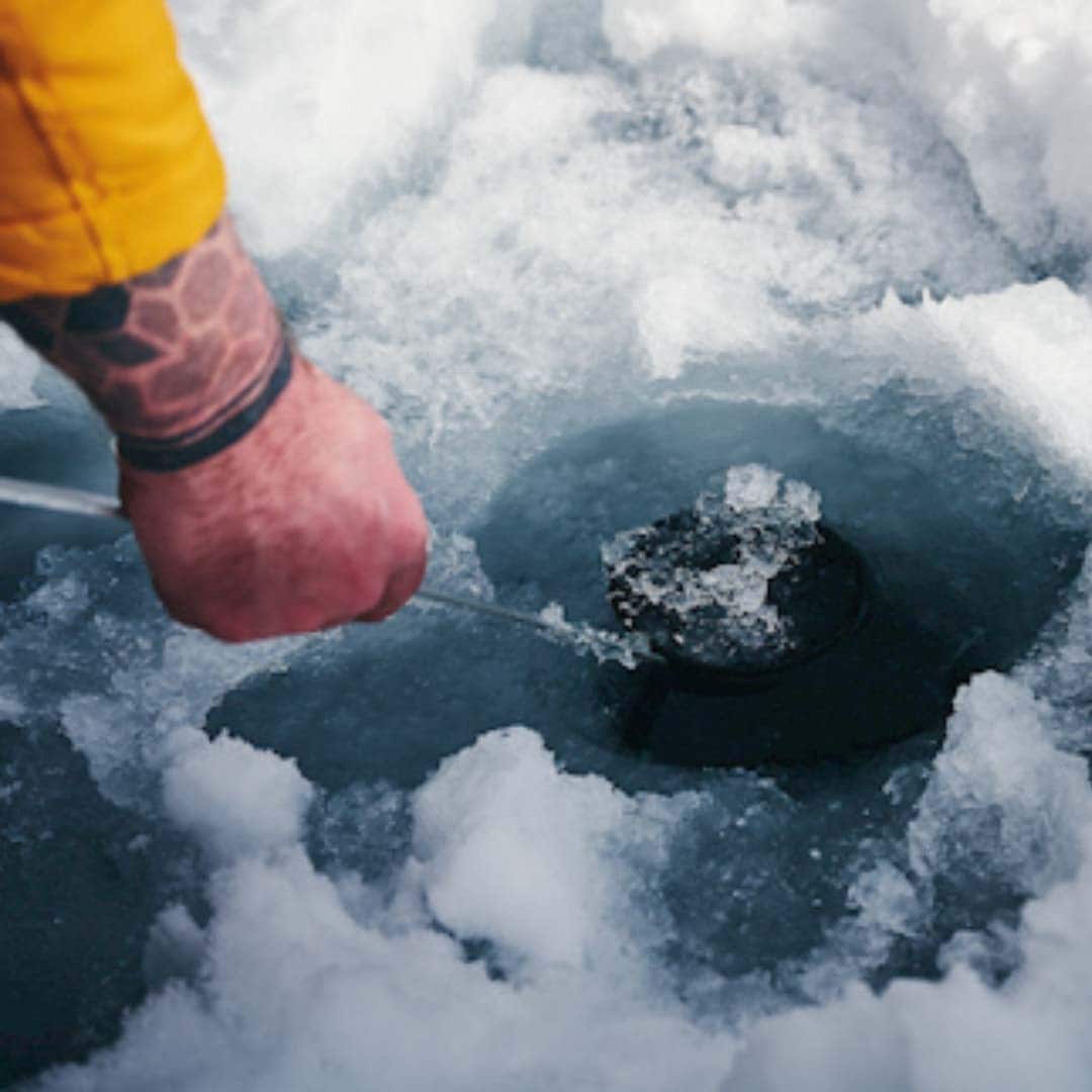 La glace est servie à l'aide d'une cuillère.
