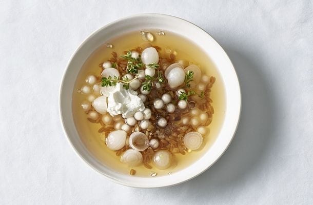 Soupe à l’oignon au vin mousseux avec blé vert, perles de tapioca et ricotta