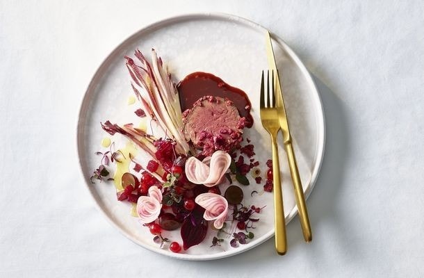 Filet de bœuf, crumble de framboise, réduction de framboise et betteraves caramélisées