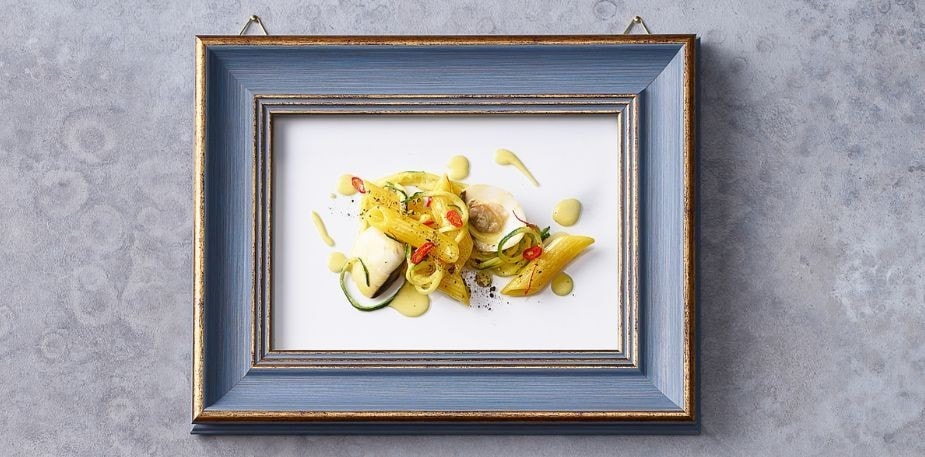 Penne aux palourdes, sauce au safran et courgettes