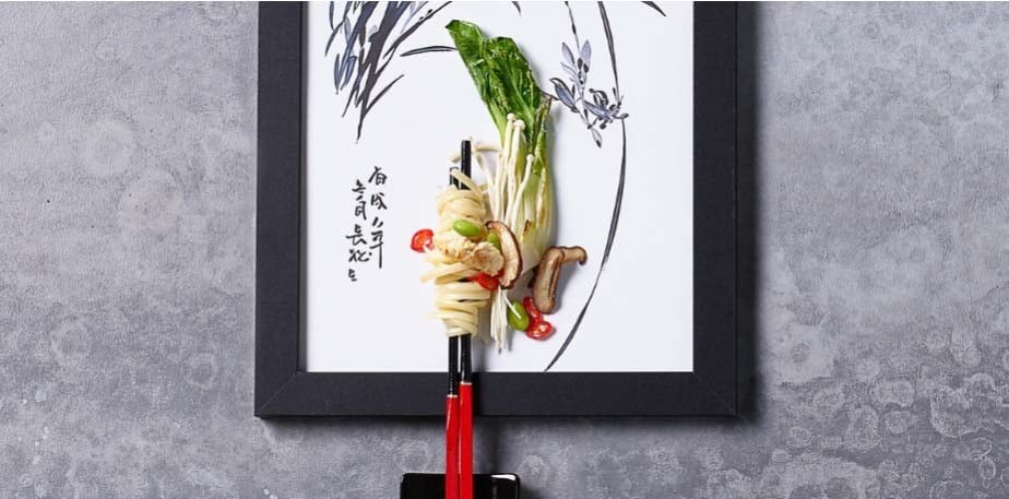 Nouilles du wok au poulet et pak choi