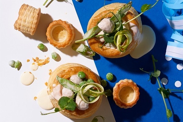 Vol-au-vent à la viande de veau, asperges et petits pois