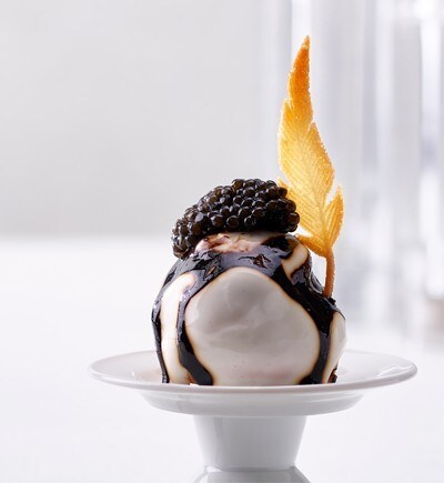 Mini choux à la crème de chou-fleur, chocolat blanc et caviar Mini choux à la crème de chou-fleur, chocolat blanc et caviar