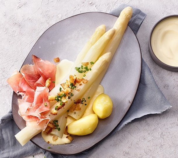 ASPERGES BLANCHES, SAUCE HOLLANDAISE, POMMES DE TERRE ET JAMBON CRU