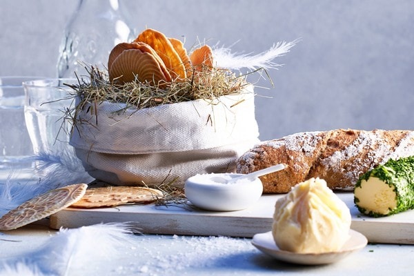 Bricelets salés, pain aux flocons d'avoine et roulade de beurre aux fines herbes