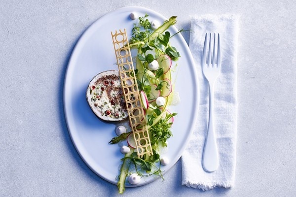 Roulade de poulet aux morilles avec une salade d'asperges et radis