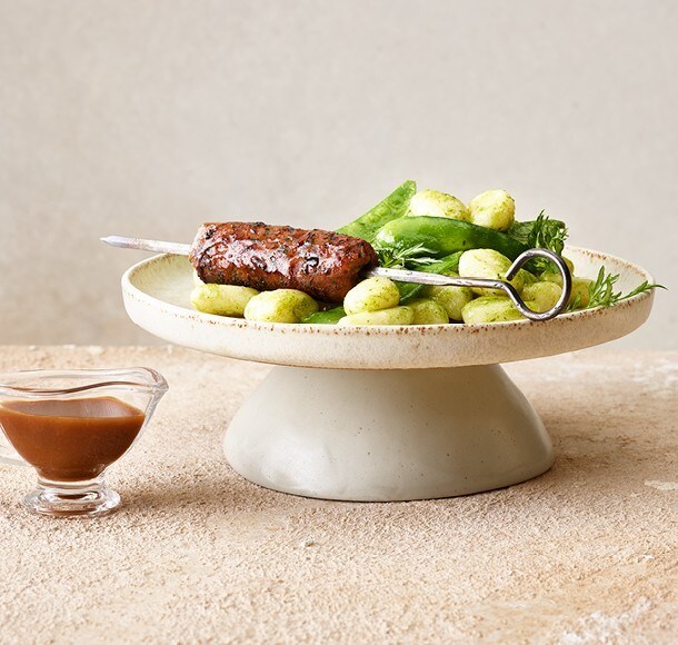 Brochette de viande hachée végane sur gnocchi à l'ail des ours