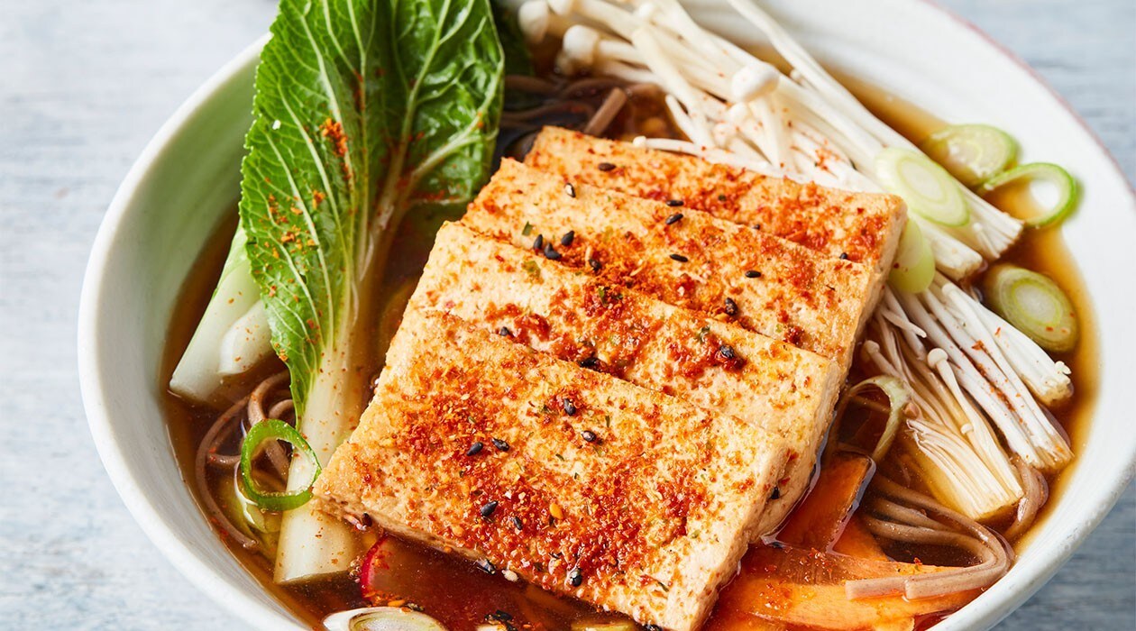 Nouilles Udon au miso accompagnées de dashi Marmite et de tofu Nouilles Udon au miso accompagnées de dashi Marmite et de tofu